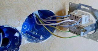Монтаж проходного выключателя от 576 руб. в Тобольске
