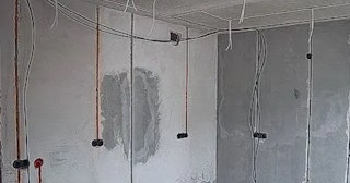 Прокладка кабеля в штробе в Тобольске – расценки от 210 руб - ЭлектроТбл